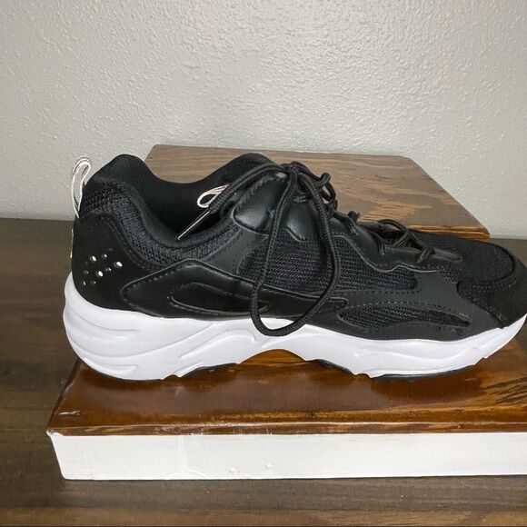 NWOT Fila Ray Tracer Chunky Sneakers Black and White Size 7 - Picture 4 of 10